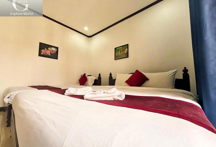 חדר סטנדרט לשלושה עם מרפסת, Vang Vieng Central