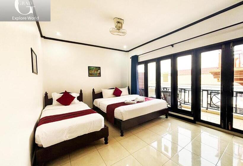 חדר סטנדרט לשלושה עם מרפסת, Vang Vieng Central