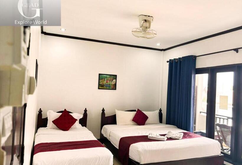 חדר סטנדרט לשלושה עם מרפסת, Vang Vieng Central