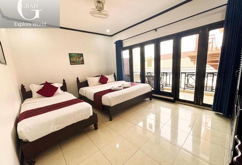 חדר סטנדרט לשלושה עם מרפסת, Vang Vieng Central