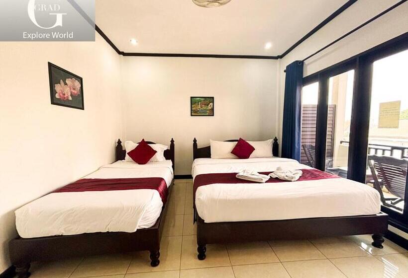 Quarto Triplo Estandar com Sacada, Vang Vieng Central