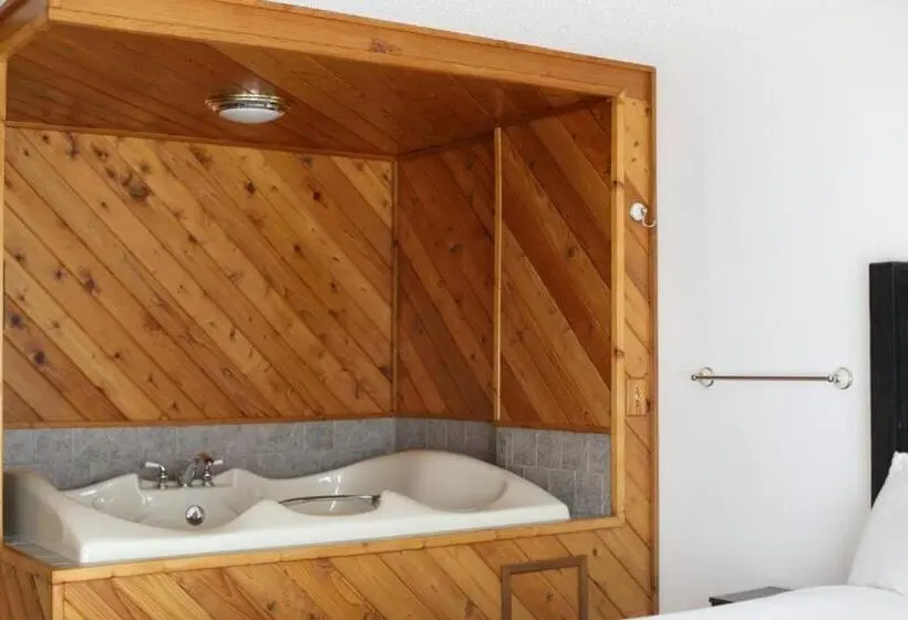 １ベッドルームハウス, Bridge Inn Tomahawk   Suite 201, Kitchen, Hot Tub, Fireplace, Balcony, River View
