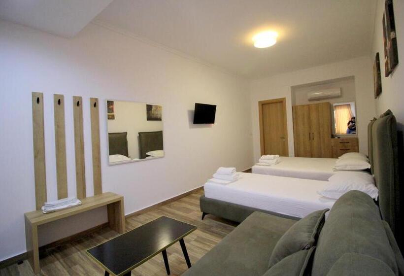 غرفة قياسية رباعية مزودة بشُرفة, Ortus Rooms