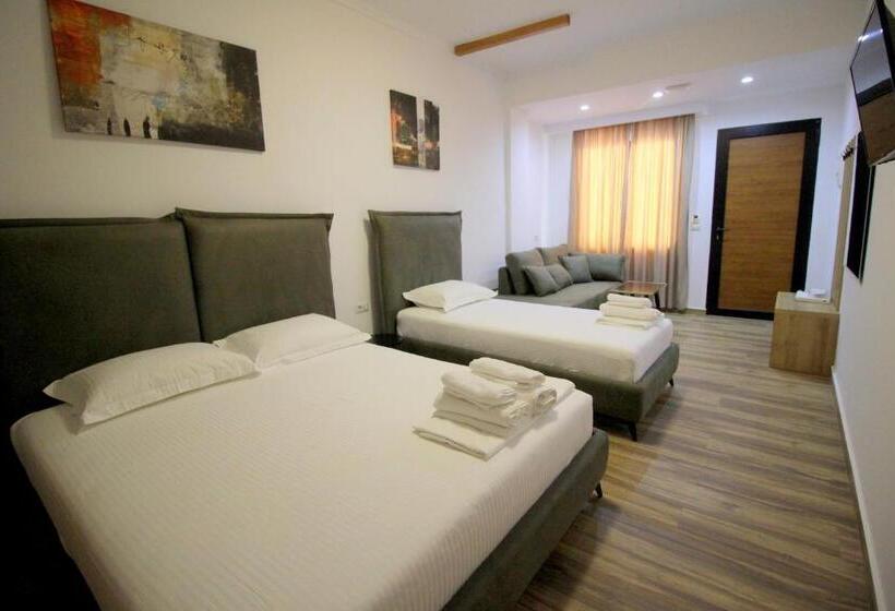 غرفة قياسية رباعية مزودة بشُرفة, Ortus Rooms