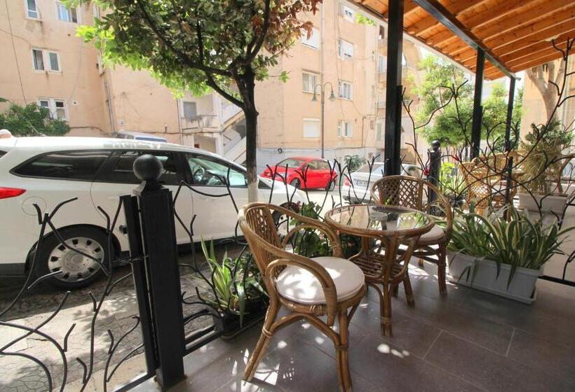 غرفة قياسية رباعية مزودة بشُرفة, Ortus Rooms