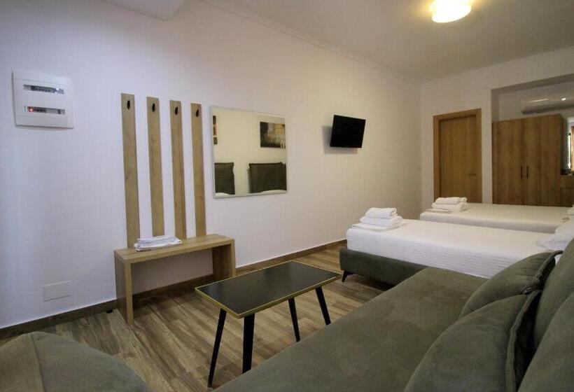 غرفة قياسية رباعية مزودة بشُرفة, Ortus Rooms