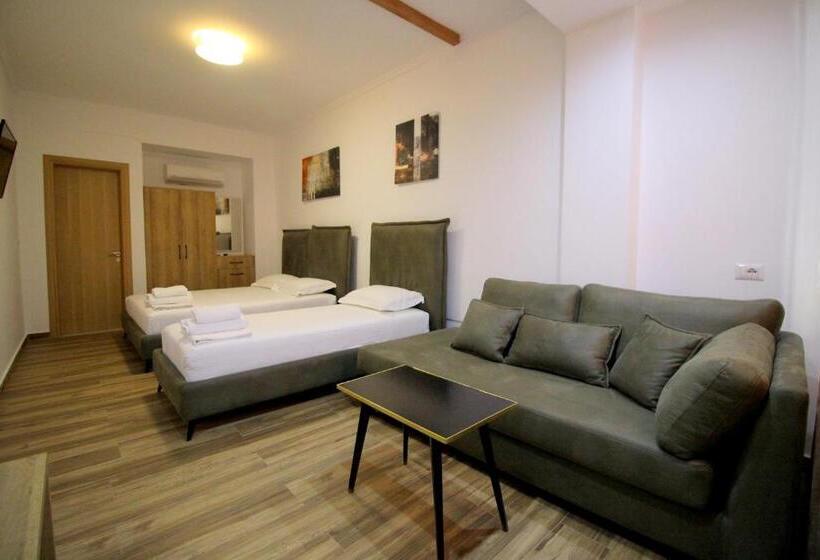 غرفة قياسية رباعية مزودة بشُرفة, Ortus Rooms