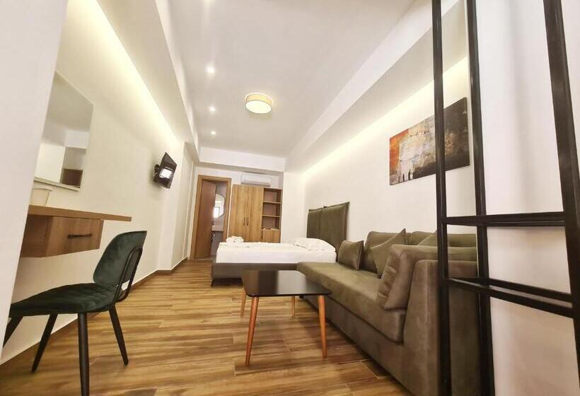 غرفة قياسية ثلاثية مزودة بشرفة, Ortus Rooms