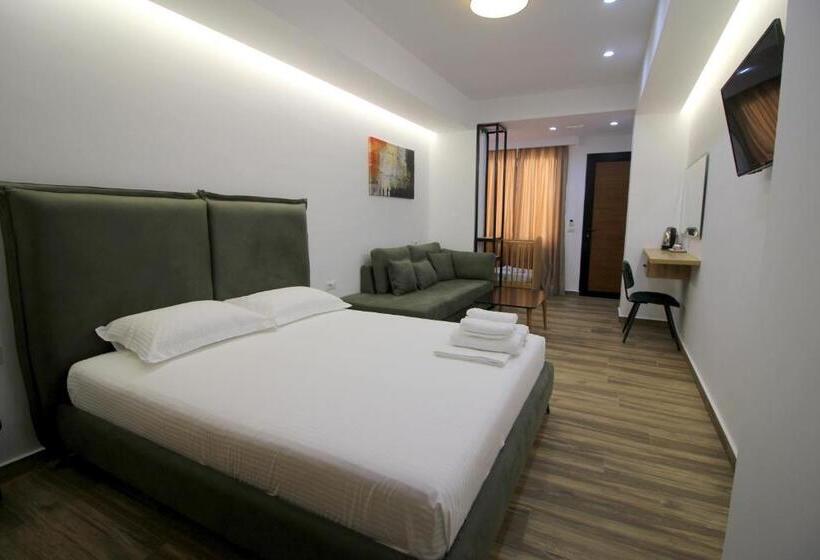 غرفة قياسية ثلاثية مزودة بشرفة, Ortus Rooms