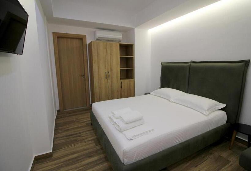 غرفة قياسية ثلاثية مزودة بشرفة, Ortus Rooms