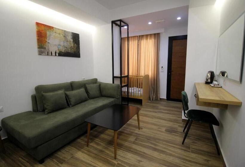 غرفة قياسية ثلاثية مزودة بشرفة, Ortus Rooms