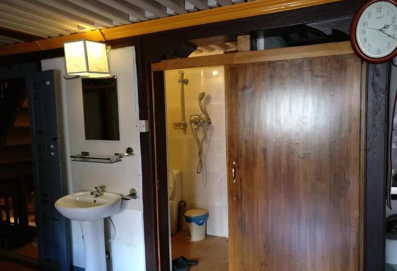 اتاق استاندارد با سرویس بهداشتی مشترک, Hiranya Guest House