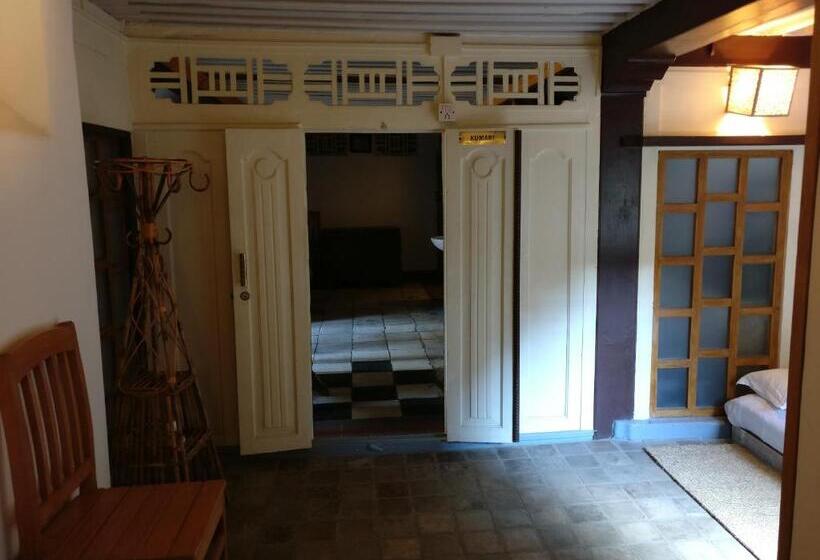 اتاق استاندارد با سرویس بهداشتی مشترک, Hiranya Guest House