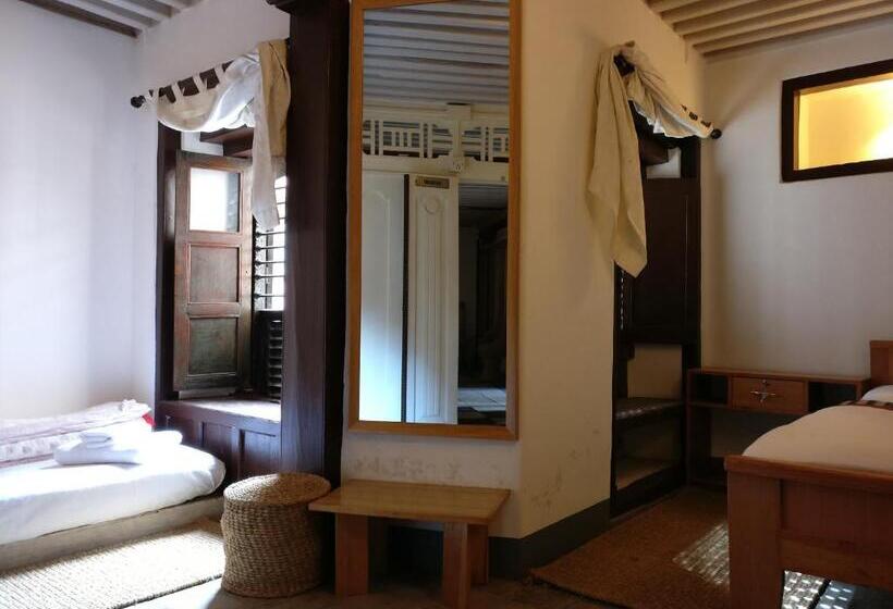 اتاق استاندارد با سرویس بهداشتی مشترک, Hiranya Guest House