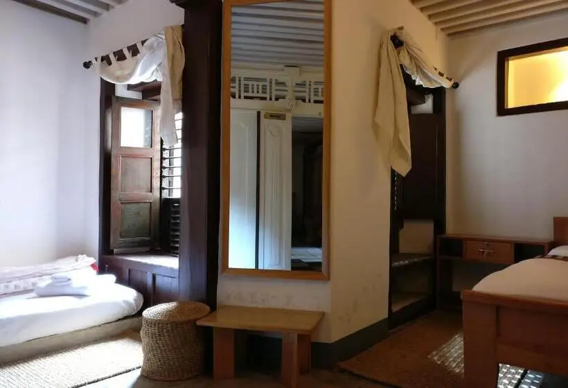 اتاق استاندارد با سرویس بهداشتی مشترک, Hiranya Guest House