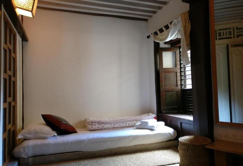 اتاق استاندارد با سرویس بهداشتی مشترک, Hiranya Guest House