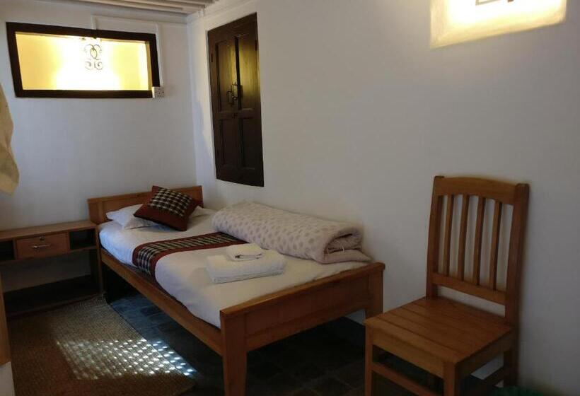 اتاق استاندارد با سرویس بهداشتی مشترک, Hiranya Guest House