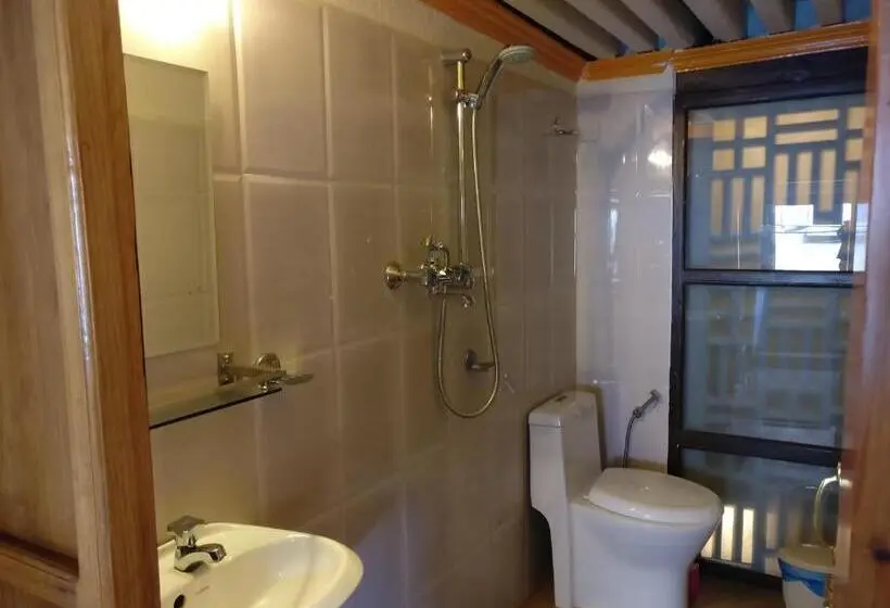 اتاق عادی, Hiranya Guest House