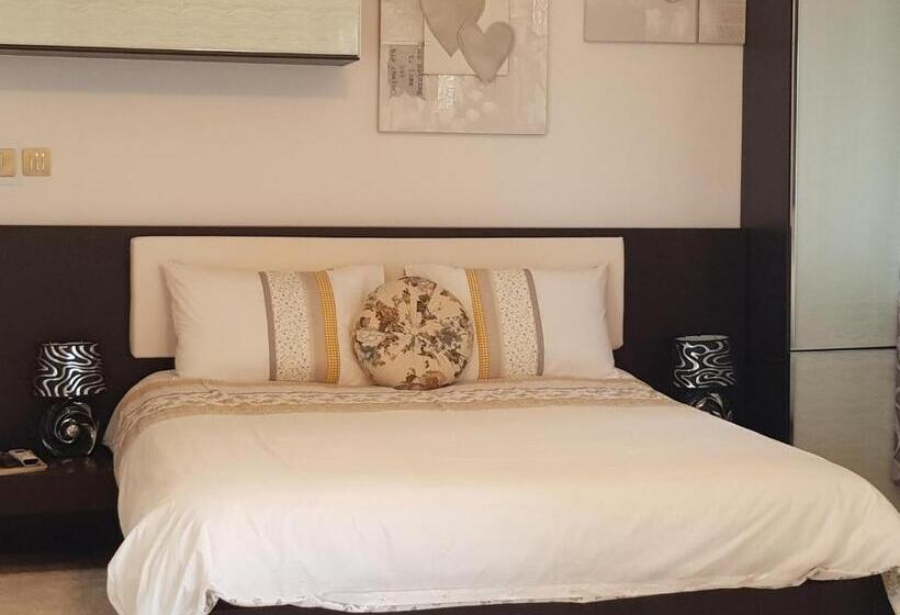 اتاق لوکس, Sunshine Court