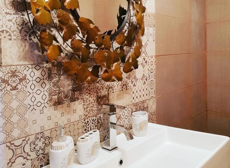 اتاق لوکس, Sunshine Court