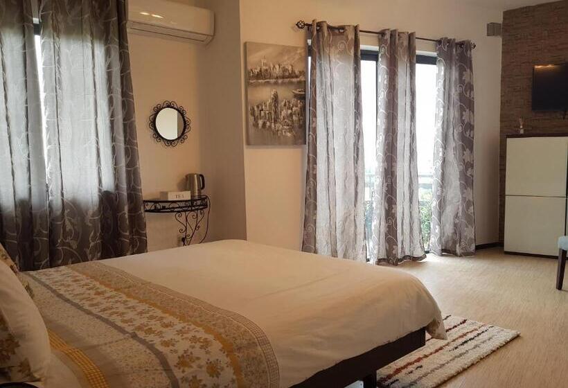 اتاق لوکس, Sunshine Court