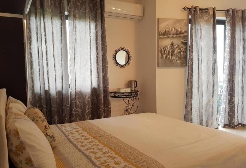 اتاق لوکس, Sunshine Court