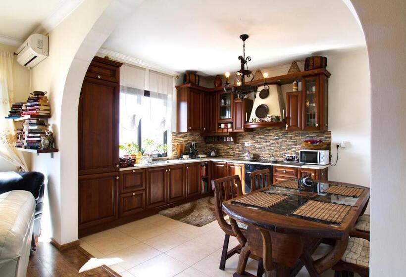 اتاق لوکس, Sunshine Court