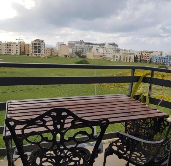 اتاق لوکس, Sunshine Court