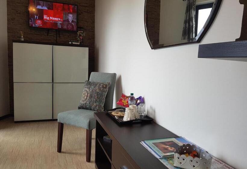 اتاق لوکس, Sunshine Court