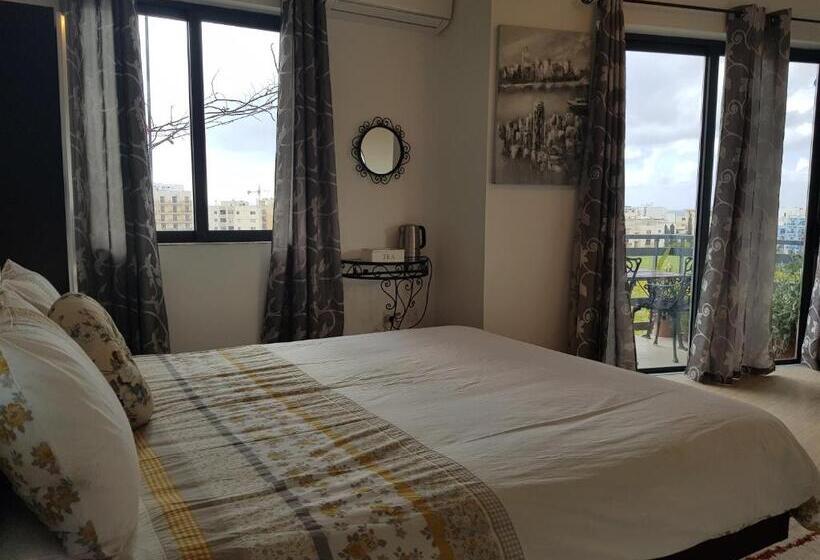 اتاق لوکس, Sunshine Court