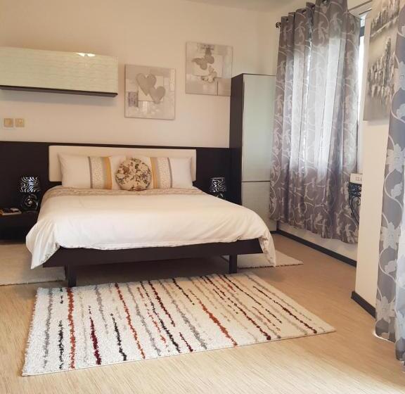 اتاق لوکس, Sunshine Court