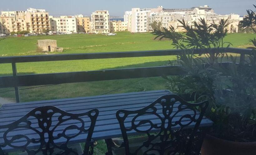 اتاق لوکس, Sunshine Court