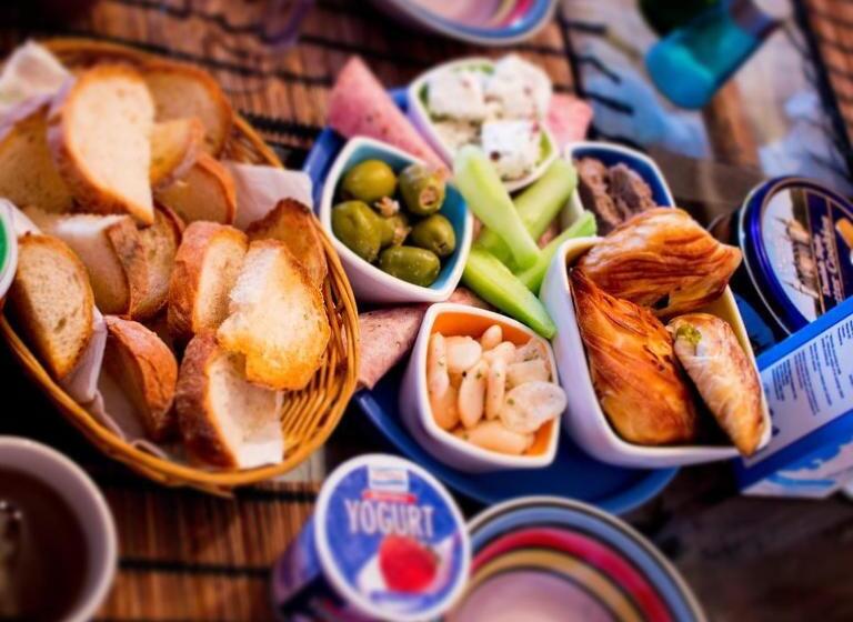 اتاق لوکس, Sunshine Court