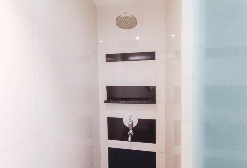 디럭스 룸 킹사이즈 침대, Brits Hotel Karawang