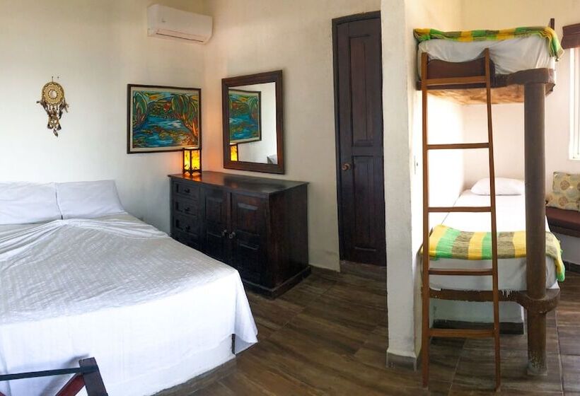 اتاق استاندارد چهار تخته با چشم‌انداز دریا, Marbella Eco Lodge