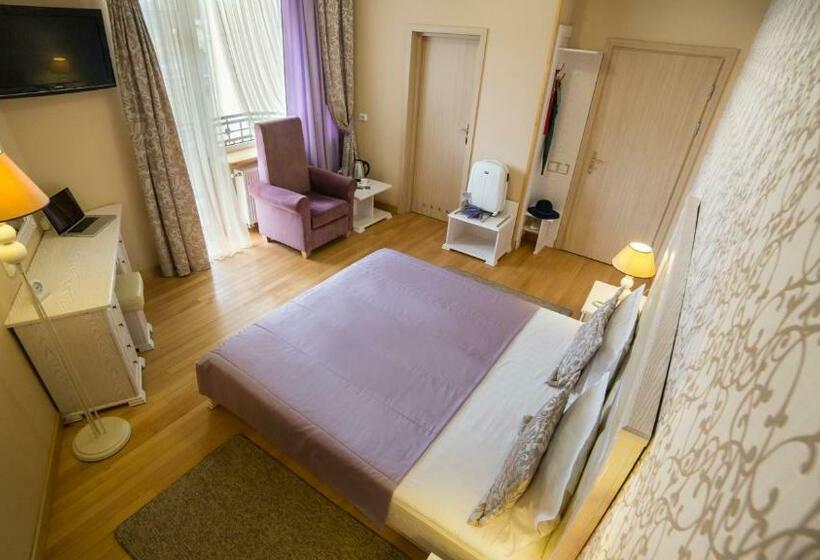 اتاق راحتی یک تخته, Tustan