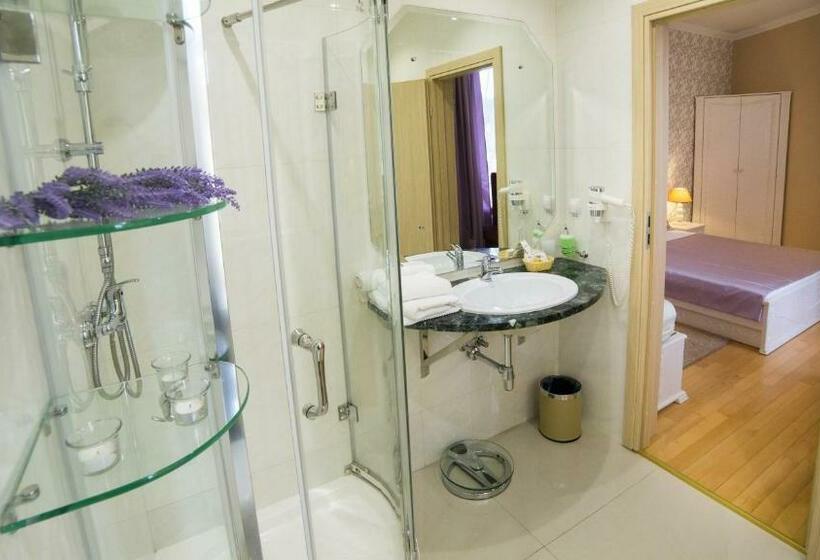 اتاق راحتی یک تخته, Tustan