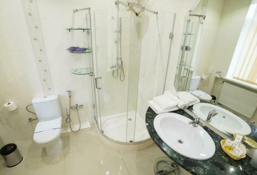 اتاق راحتی یک تخته, Tustan