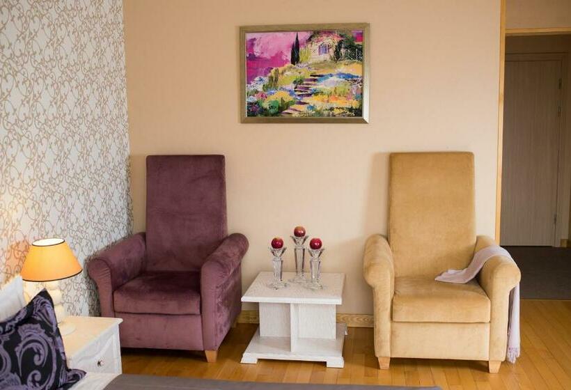 اتاق سوپریور, Tustan