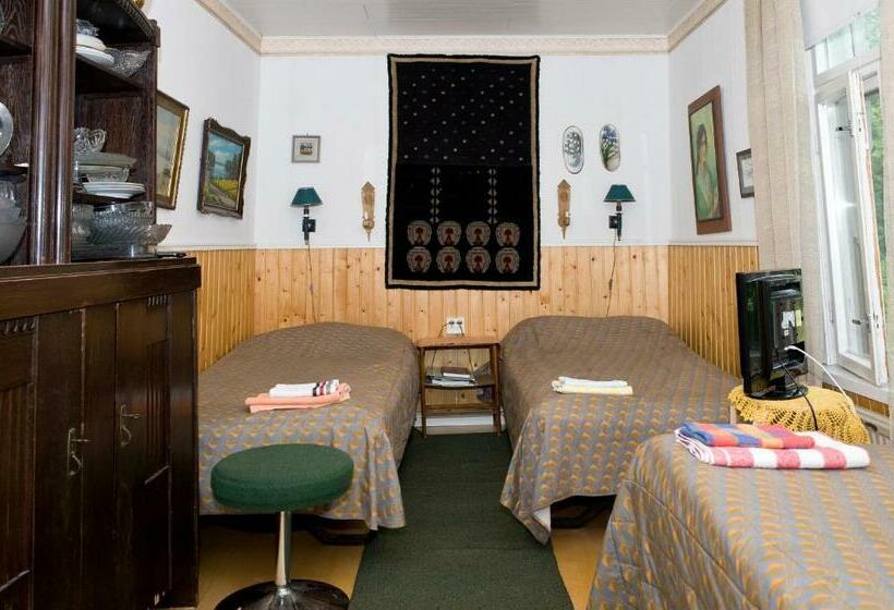 חדר סטנדרט לשלושה עם חדר אמבטיה משוף, Kartano Hostel