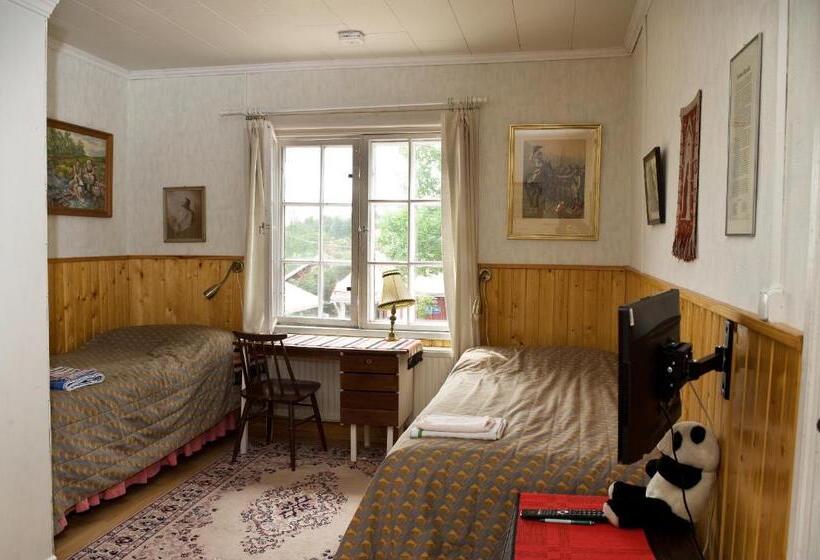 חדר סטנדרט לשלושה עם חדר אמבטיה משוף, Kartano Hostel