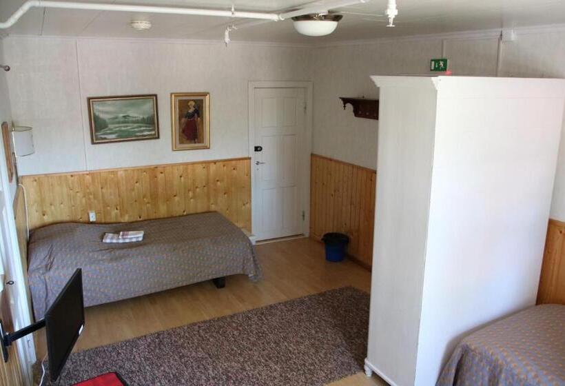 חדר סטנדרט לשלושה עם חדר אמבטיה משוף, Kartano Hostel