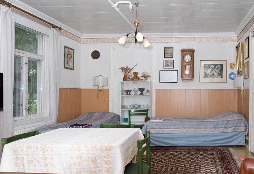 חדר סטנדרטי לארבעה עם חדר אמבטיה משותף, Kartano Hostel