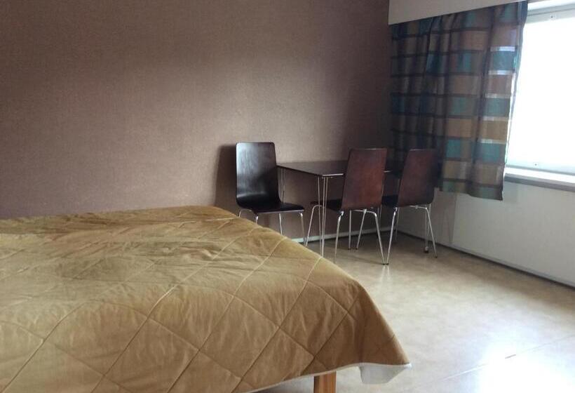 חדר משפחתי, Leo Hotelli