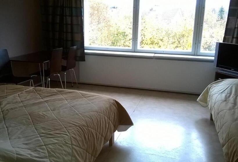 חדר משפחתי, Leo Hotelli