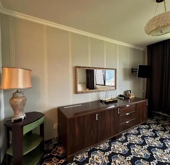 سوئیت لوکس با چشمانداز کوهستان, President Hotel Montfort