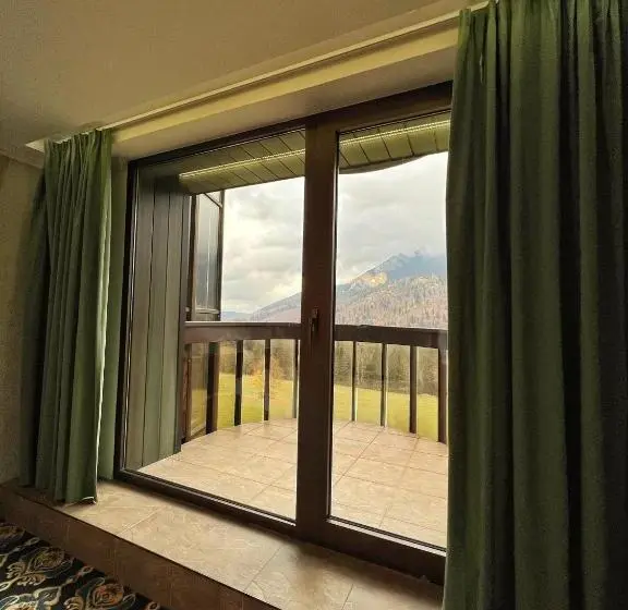 اتاق خانوادگی با چشمانداز کوه, President Hotel Montfort