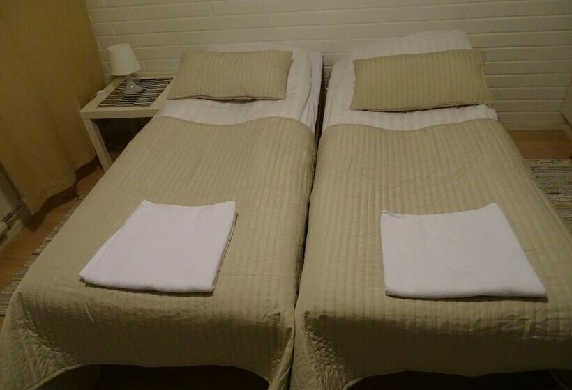 חדר סטנדרט לשלושה עם חדר אמבטיה משוף, Koivukankare