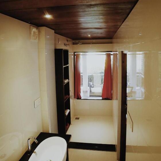 Superior room with lake view, Les 3 Elephants