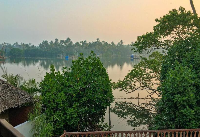 Superior room with lake view, Les 3 Elephants